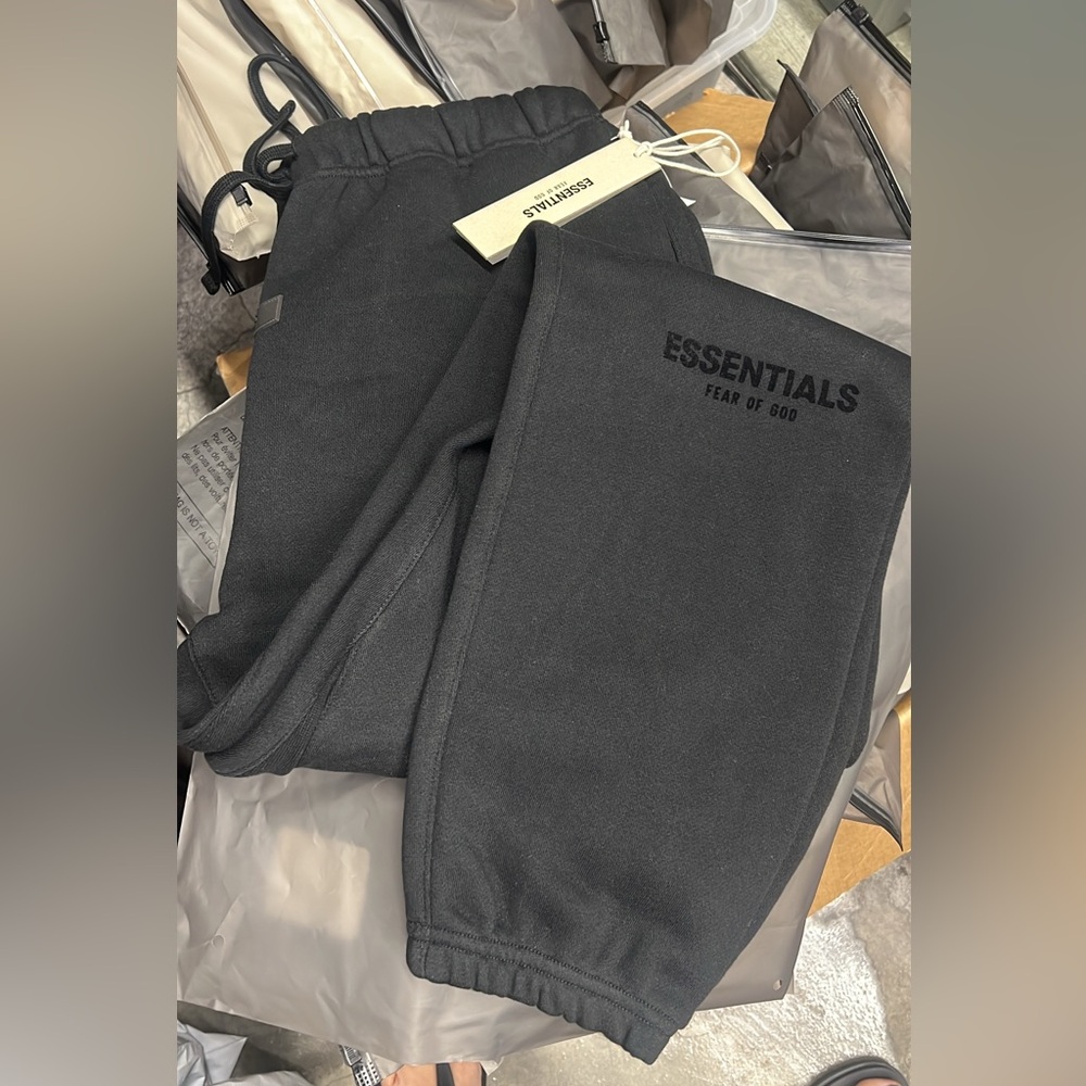 Essentials jogger - Picture 2 of 3
